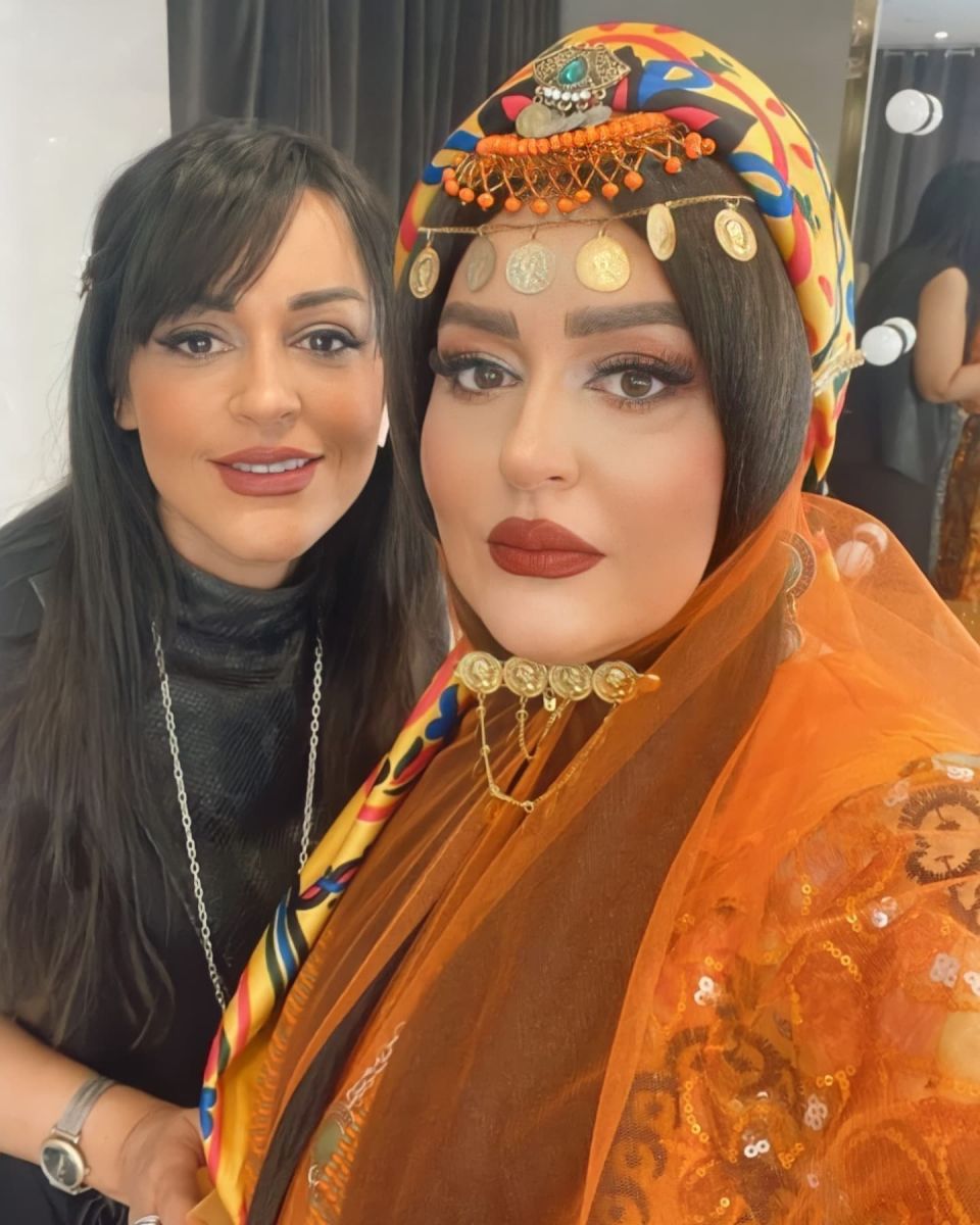 نعیمه نظام دوست با لباس محلی در کنار خواهرش چهره خود را به شدت تغییر داد