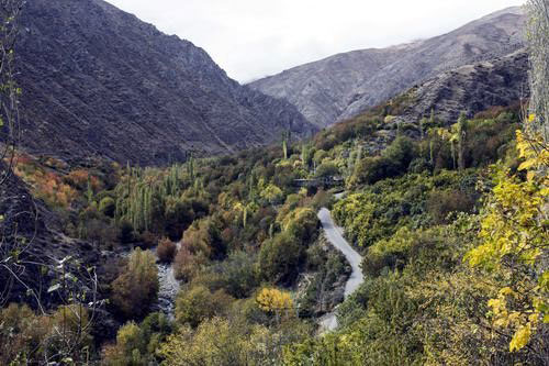 روستایی که در میان کوه های زنجانا احاطه شده است 