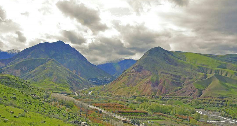 روستایی که در میان کوه های زنجانا احاطه شده است 