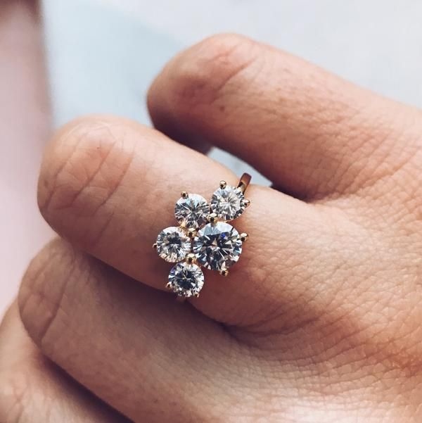 انگشتر الماس با نگین‌های دایره‌ای زیبا