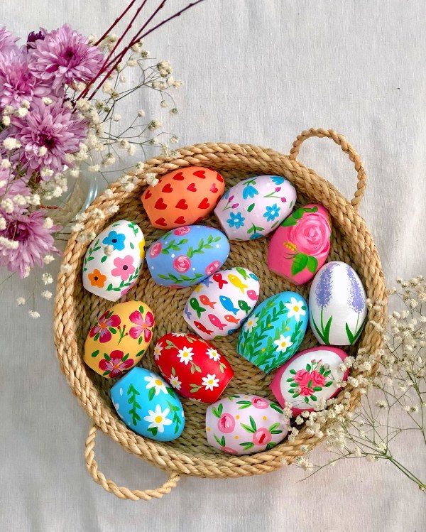 نقاشی زیبا و گل گلی روی تخم مرغ 